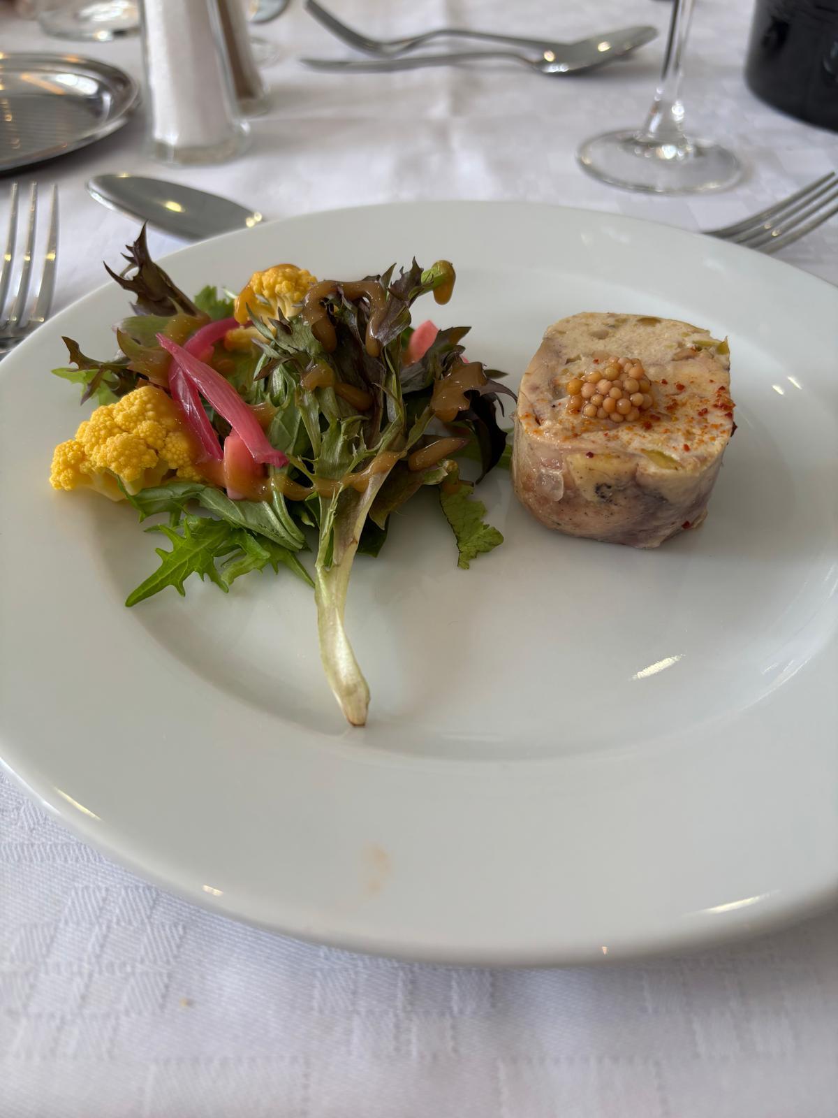 Entrée — Ballotine de poulet, pickles maison et salade de saison